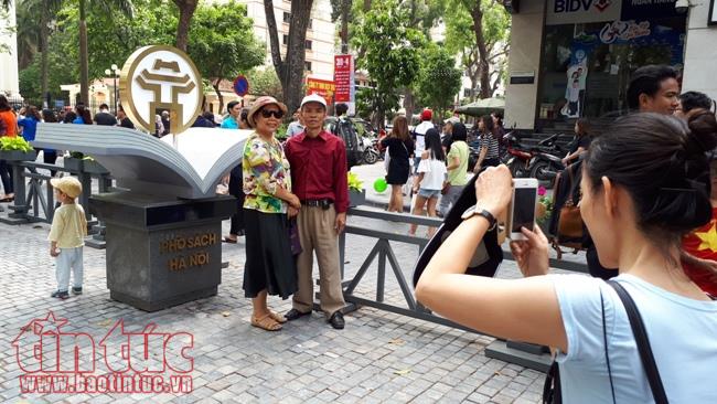 Khai trương 'Phố sách Hà Nội', nườm nượp người thăm quan, mua sách ảnh 4